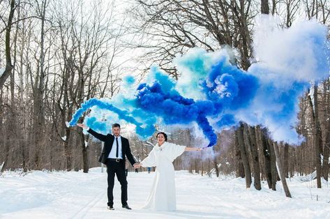 Last year, sparklers seemed to be the "it" accent at every unforgettable wedding event. But now, brides and grooms are ditching the sparkly sticks for a new wedding trend that's totally the bomb. Literally. That's right. Smoke bombs for weddings are… Gender Reveal In The Snow, Gender Reveal Photoshoot Winter, Snow Gender Reveal, Winter Gender Reveal Ideas, Baby Gender Reveal Announcement, Winter Gender Reveal, Gender Reveal Photography, Simple Gender Reveal, Christmas Gender Reveal