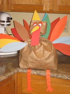 Turkey made from paper bags.. Stuff it full of popcorns or goodies and you can actually "carve" the turkey open.   Good for school Thanksgiving parties Brown Paper Bag Turkey, Paper Bag Turkey Craft, Turkey Paper Bag, Paper Bag Turkey, Turkey In A Bag, How To Make A Paper Bag, Paper Bag Crafts, Turkey Crafts, Thanksgiving Preschool