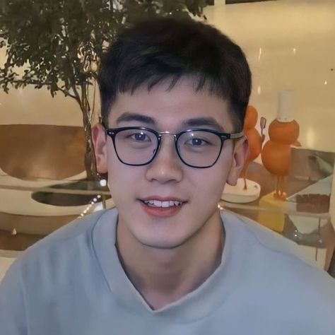 Asian Men Short Hairstyle Round Faces, Korean Short Hair Men, Korean Haircut Men, Men Short Hairstyle, Asian Men Short Hairstyle, Asian Boy Haircuts, Hair Tips For Men, Man Haircut, Glasses For Round Faces