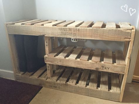 Diy Shoes Rack, Pallet Furniture Shelves, Pallet Shoe Rack, Shoe Organization Diy, Table Palette, Shoe Storage Small Space, Diy Shoe Storage, Wood Shoe Rack, Diy Regal