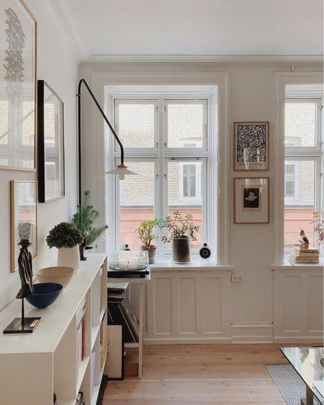 Danish Apartment, Danish Living Room, Danish Living, Danish Interior Design, My Scandinavian Home, Music Corner, Danish Interior, Scandinavian Apartment, Old Apartments