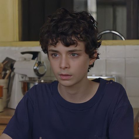 Lucas Jade Zumann as Jamie Fields in 20th Century Women #jucasjadeicon #lucasjadezumannicon #jamiefieldsicon #lucasjadezumann #jamiefields #20thcenturywomenicon #A24 Lucas Jade Zumann, Black Hair Boy, 20th Century Women, Gilbert And Anne, Handsome Celebrities, Gilbert Blythe, Boy Face, Lights Camera Action, Young Actors