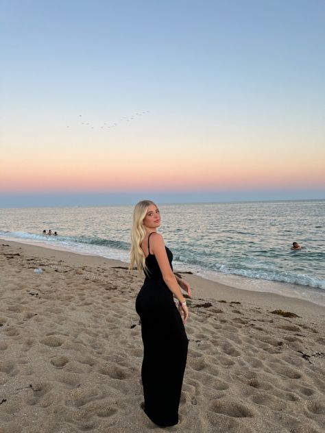 Beach Dress Photoshoot, Beach Sunset Pictures, Sunset Beach Photos, Artsy Pics, Cute Beach Pictures, Beach Instagram Pictures, Sunrise Pictures, Summer Poses, Summer Picture Poses