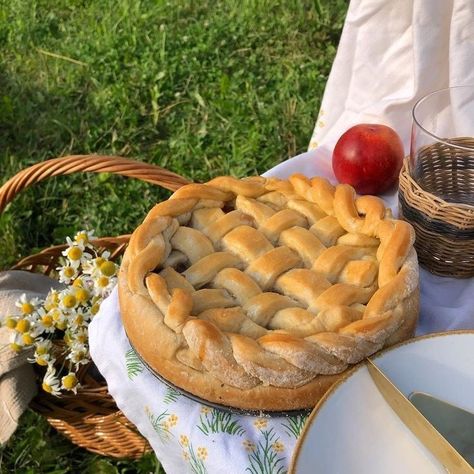 Apple Pie Aesthetic, Pie Aesthetic, White Pie, Cottagecore Picnic, Aesthetic Picnic, Types Of Desserts, Dessert Tea, Disney Princess Snow White, Fruit Desserts