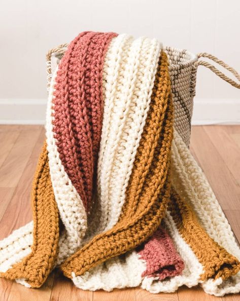 How to Crochet a Blanket + Free Pattern - Sarah Maker Sarah Maker, Aesthetic Blanket, Crochet Blanket Sizes, Modern Haken, Chunky Crochet Blanket Pattern, Modern Crochet Blanket, Grey Crochet, Throw Blanket Pattern, Orange Crochet