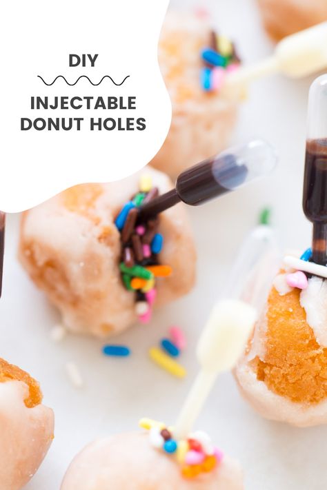 These injectable donut holes are a MUST for any party! They're cute, easy & IG worthy! What are you waiting for? Recipe by Sugar & Cloth #donutholes #donuts #injectabledonuts Donut Hole Decorating Ideas, Donut Kabobs Doughnut Holes, Donut Holes On A Stick, Donut Holes Display, Donuts Holes, Twins Graduation, Food Donut, April Baby, Breakfast Birthday