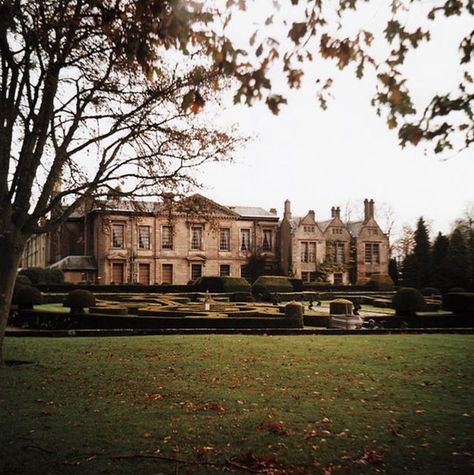 Champagne & Chinoiserie on Instagram: "Country Life . . . I wasn’t able to find which great house this is, so if anyone knows the name, please let me know! . . Photo sourced via Pinterest // @thisisglamorous . . #classichome #countryhome #countryhouse #countryside #england #architecture #grandhouse #oldhouselove #landscapedesign #historicpreservation #preppystyle #archi_ologie #colonial #blueandwhite #blueandwhiteforever #housebeautiful #grandmillennial #historichomes #ralphlaurenhome #timele Regency Aesthetic, Green Academia, Day Club, Old Manor, Grand Homes, Historic Preservation, Aesthetic Dark, Great House, Classic House