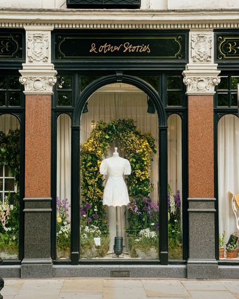 Beautiful Store Fronts, Store Front Design, Vitrine Vintage, Hello London, Beautiful Flower Garden, Flower Structure, Selfie Wall, Shop Facade, Clothing Store Interior