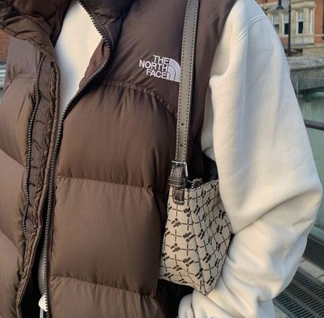 Brown Puffer, Brown Outfit, Streetwear Fashion Women, Vest Outfits, Mode Vintage, Mode Inspiration, Winter Fashion Outfits, Looks Vintage, Retro Outfits