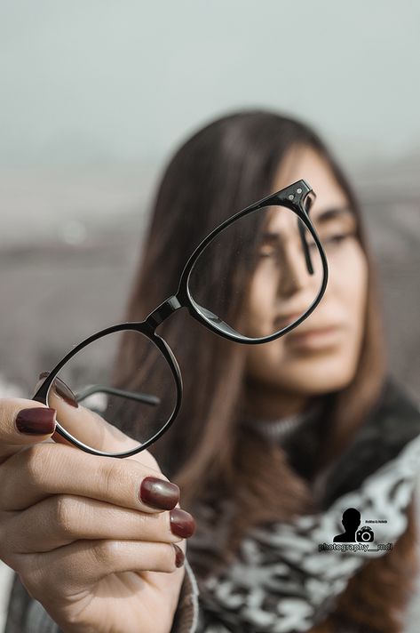 Posing With Glasses, Urban Shoot, Nerdy Glasses, Simple Portrait, Studio Poses, Smart Glasses, Studio Photoshoot, Eye Glass, Pose Ideas