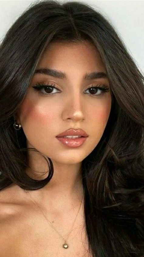 Make Up For Graduation Pictorial Morena, Quince Natural Makeup Looks, Graduation Makeup Hooded Eyes, Pagent Makeup Ideas, Grad Photo Makeup, Grad Pic Makeup, Makeup For Graduation Pictures, Graduation Pictorial Makeup, Quince Makeup Ideas Natural