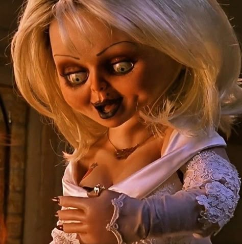 Tiffany Valentine Hair, Chucky And Tiffany Matching Wallpaper, Chunky Wallpaper, Chucky And His Bride Wallpaper, Tiffany From Bride Of Chucky, Horror Icons Aesthetic, Tiffany Valentine Doll, Chucky Tiffany And Glen, Bride Of Chucky Doll