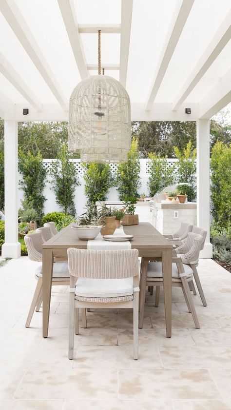 Hamptons Outdoor Living, California Landscape Design, Hamptons Outdoor, Mediterranean Terrace, Outdoor Bbq Area, Door Room, Dream Patio, Pool Landscape, Pool Landscape Design