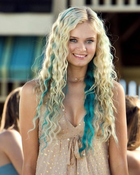 Aquamarine Hair, Blue Hair Streaks, Aquamarine Movie, Sara Paxton, No Ordinary Girl, Mermaid Movies, Nostalgia 2000s, Color Streaks, Blonde Curly Hair