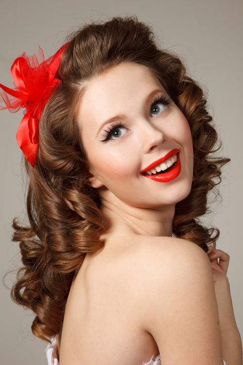 Sweet Curly Pin Up Hairstyle with Red Bow Easy Pin Up Hairstyles, 1950s Hairstyles For Long Hair, Pin Up Hairstyles, 1950s Hairstyles, 50s Hairstyles, Mode Retro, Estilo Pin Up, Pin Up Hair, Peinados Fáciles Para Cabello Corto