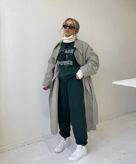 Green Ootd, Sweat Suits Outfits, Beautiful Dragons, Trench Outfit, Oversize Tshirt Outfits, New York Outfits, Trench Coat Outfit, Sweat Suit, London Outfit