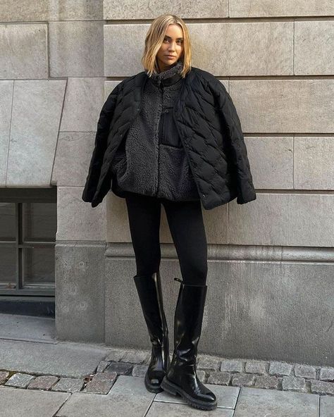 Top 25 Instagram influencer outfits round-up Black Rainboots Outfit, Rainboots Outfit Winter, Black Rain Boots Outfit, Rain Boots Outfit Fall, Raining Outfit, Quilted Jacket Outfit, Rainboots Outfit, Lisa Olsson, Rain Boot Outfit