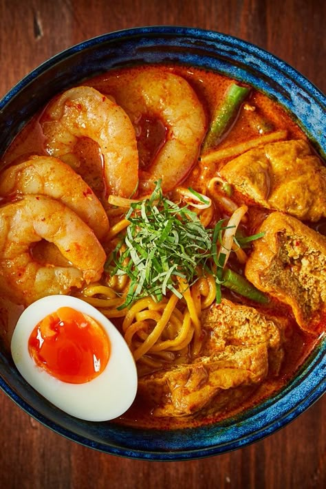 Prawn Laksa Recipe, Laksa Photography, Laksa Singapore, Laksa Curry, Malaysian Noodles, Prawn Laksa, Laksa Noodles, King Prawn Recipes, Singapore Laksa