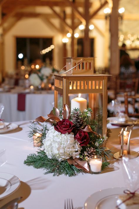 Winter Wedding Table Decorations, Winter Table Centerpieces, Christmas Wedding Centerpieces, Burgundy Wedding Centerpieces, Winter Wedding Table, Winter Wedding Centerpieces, Popular Wedding Colors, Winter Centerpieces, New Years Eve Weddings