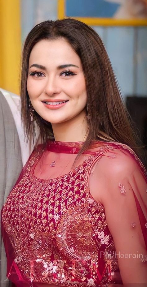 Beautiful Hania Aamir In Red Dress Hania Amir Pics, Hania Amir Smile, Pakistani Actress Pics, Unique Fancy Dress, Dimple Smile, Komal Meer, Trending Pictures, Hania Aamir, Pakistani Beauty