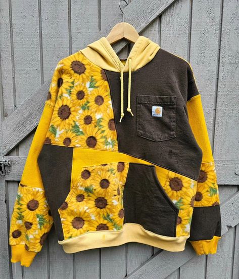 Patchwork Sweatshirt Diy, Hoodie Painting, Hoodie Patchwork, Sewing Instagram, Reworked Clothes, Patchwork Hoodie, Hoodie Diy, Patchwork Clothes, Cute Country Outfits