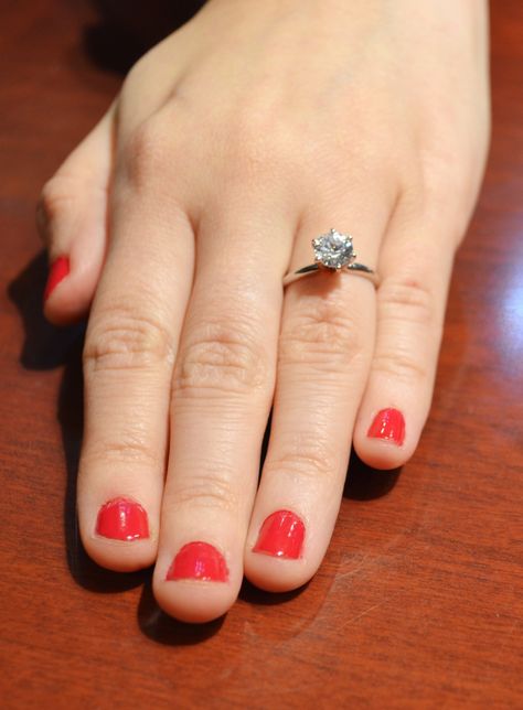 What Different Diamond Sizes Look Like on Real-Girl Hands Different Carat Sizes On Hand, Carat Sizes On Hand, Different Engagement Rings, Diamond Carat Size, Real Girls, Diamond Sizes, Popsugar, Vegan Food, Bridal Accessories