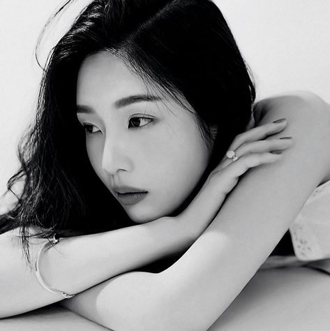 Joy Red Velvet Black And White, Joy Black And White, Random Port, Joy Icons, Red Velvet Photoshoot, Dark Vibes, Joy Rv, Joy Red Velvet, Park Sooyoung