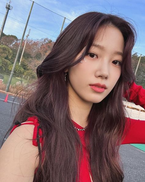 le sserafim kazuha selca icons Angel Dress, Red Icons:), Pre Debut, Red Outfit, Red Aesthetic, I Love Girls, Korean Makeup, These Girls, Instagram Update