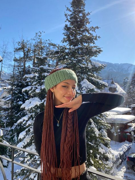 Fashion aesthetic winter cold outfit inspo inspiration snow fit fashion winter inspo cold weather outfit accessories Winter Box Braids, Winter Braids For Black Women, Winter Braids, Snow Crochet, Crochet Hair Bow, Snow Fits, Crochet Hair Bows, Crewneck Outfit, Cold Outfit