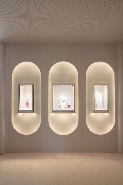 YinjiSpace - Hayon Studio x Cartier New Jewellery Collection Nike Olympics, Shoes Showroom, Modular Display System, Jewelry Wall Display, Modern Jewelry Store, Jewelry Shop Display, Jewelry Store Displays, Jewelry Store Interior, Luxury Hospitality