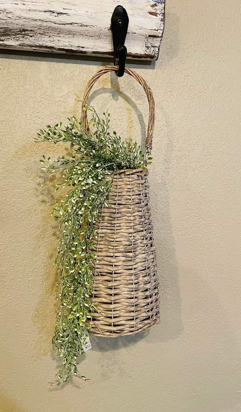 Wicker Baskets Decoration, Wall Basket Decor Living Room, Hanging Baskets Diy, Basket Decor Ideas, Wicker Wall, Flower Arrangements Simple, Wall Basket, Art Decor Diy, Island Decor