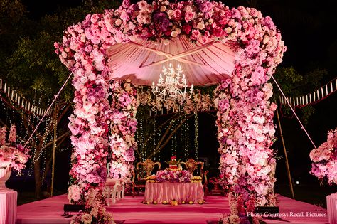 Indian Wedding Outdoor, Mandap Decoration Ideas, Outdoor Mandap, Wedding Outdoor Decoration, Mandap Ideas, Pink Floral Decor, Mandap Decoration, Wedding Stages, Mandap Design