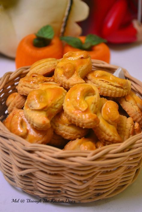 Cashew Nut Cookies Recipe, Cashew Nut Cookies, Cny Cookies Recipes, Cashew Cookies, Almond Biscuits, Resepi Biskut, Malaysian Cuisine, Festive Cookies, Butter Cookies Recipe