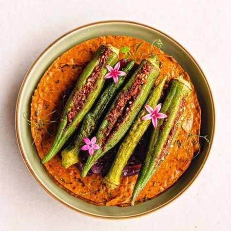 🍽• • • Bhindi 🍃🧡 (Okra) steamed okra stuffed with spice blend made of chilies and sesame seed, layered with sauteed onions (flavored with cilantro seeds and cumin). 🍃 It is accompanied by freeze dried okra and a sauce made with sauteed onions, tomatoes and water-chestnuts. 👉🏼💡 okra is one of the most common vegetables enjoyed during monsoon in india. In north india it is made with onion and tomatoes, in the eastern part they usually add water chestnuts. Keeping all variants in mind musaaf Steamed Okra, Dried Okra, Cilantro Seeds, Sauteed Onions, Water Chestnuts, Sesame Seed, North India, Freeze Dried, Okra