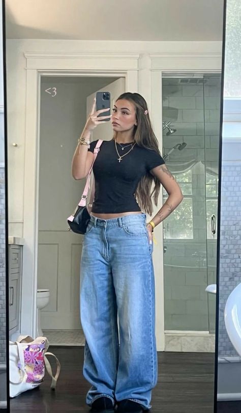 Baggy Clothes Outfit, Blue Baggy Jeans, Baggy Outfit Ideas, Minimalistic Outfits, Baggy Jeans Outfit, Blue Jean Outfits, Jeans Outfit Women, Uni Outfits, Mode Ootd