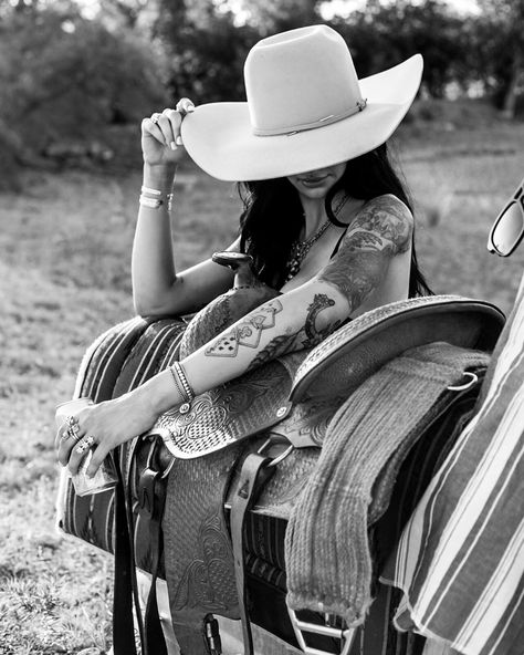 Western Outfits Women Pictures, Outdoor Bourdier Photoshoot, Ranch Photoshoot, Cowgirl Shoot, Western Photoshoot Ideas, Country Girl Style Outfits, Western Shoot, Country Photoshoot, Western Photo Shoots