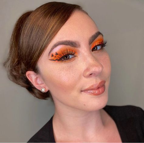 SPOOKY SEASON IS HERE! 🎃🖤 Pumpkin Makeup look by Ogle School Alumni, @ mariposaskinlounge on Instagram. #halloweenmakeup #pumpkinmakeup #spookyseasonmakeup #halloweenmakeupinspo #halloweenmakeupinspo #halloweenmakeupideas #scaryhalloweenmakeup #easyhalloweenmakeup #prettyhalloweenmakeup Makeup For Pumpkin Costume, Pumpkin Themed Makeup, Pumpkin Halloween Costume Makeup, Halloween Eye Makeup For Work, Simple Pumpkin Makeup, Orange Halloween Makeup Looks, Halloween Makeup Looks Pumpkin, Pumpkin Makeup Easy, Easy Halloween Makeup For Work