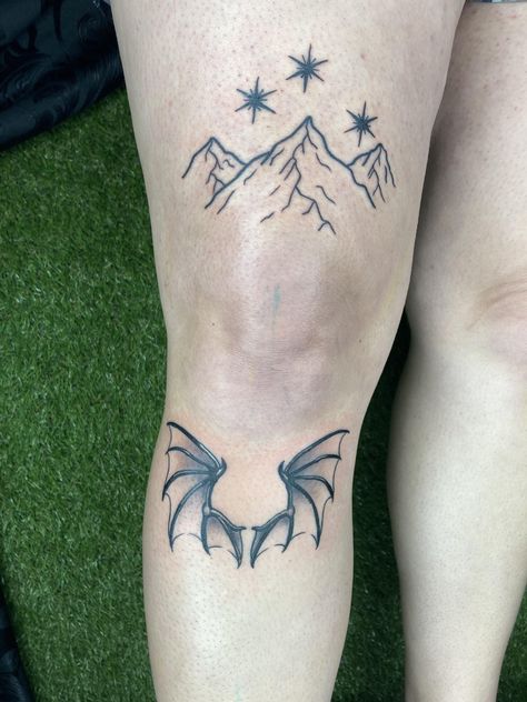 Rhysand Knee Tattoo Fanart, Acotar Small Tattoo, Acotar Rhysand Tattoo, Acotar Tattoos Wings, Bg3 Tattoo Ideas, Rhys Knee Tattoo, Front Forearm Tattoo Women, Acotar Knee Tattoo, Rhysand Knee Tattoo