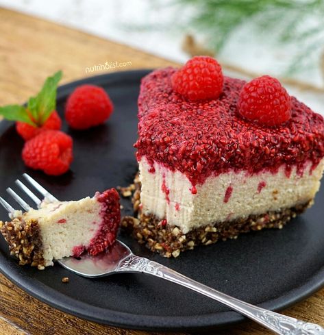 Raspberry Chia “Cheesecake” (V/GF) – Nutriholist Vegan Raspberry Cheesecake, Chickpea Stew Vegan, Dairy Free Popsicles, Cashew Cheesecake, Cheesecake Vegan, Cheesecake Toppings, Plant Based Burgers, Keto Vegan, Vegan Cheesecake