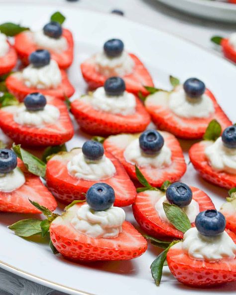 Easy And Healthy Deviled Strawberries+4 Variations - Fit Meal Ideas Forth Of July Food, Strawberry Appetizers, Deviled Strawberries, Ways To Cook Eggs, Fruit Appetizers, Cholesterol Foods, Cream Cheese Desserts, Eat Fresh, Forth Of July