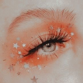 Orange Mermaid Aesthetic, Sun And Moon Costume, Disco Makeup, Pantone 2024, Fantasy Make-up, Color Durazno, Looks Hippie, Orange Eye Makeup, Rock Makeup