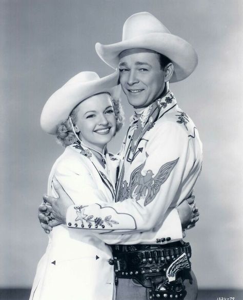 vintage everyday: 28 Amazing Vintage Photos Show the Sweet Love of Roy Rogers and Dale Evans in Their Marriage Years Dale Evans, Western Hero, The Lone Ranger, Tv Westerns, Riding Horse, Roy Rogers, Tv Time, Classic Television, Tv Land