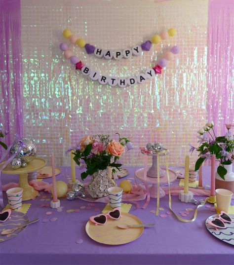 Table d'anniversaire pour une table de fête autour du thème de Taylor Swift version Pastel. Plus d'infos à retrouver sur le blog : www.rosecaramelle.fr  #pastelparty #swiftieparty #taylorswift #anniversaire #artsdelatable #birthdayparty #party #vaiselle #tablescape #tablesetting Taylor Swift Lover Party, Swift Party, Taylor Swift Party, Taylor Swift Birthday, Taylor Swift Lover, Taylor Swift Style, Swift, Taylor Swift, Happy Birthday