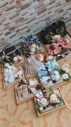 Bari Decoration Idea Wedding, Wedding Gifting Ideas, Chaab Decoration Ideas For Engagement, Marawa Box Ideas, Chaab Decoration Ideas Wedding, Cosmetic Packing Ideas For Wedding, Marawa Packing Ideas, Indian Wedding Gift Hampers, Wedding Hampers For Bride