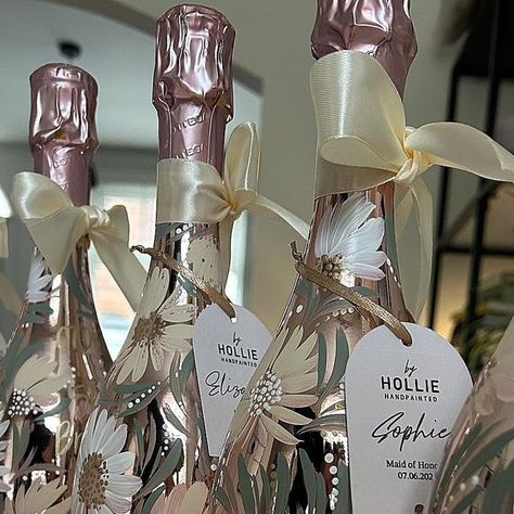 Hollie Yarwood | Bottles this week✨ I love Sundays for reflection & looking back at the bottles that are being gifted and treasured🤍  #handpaintedbot... | Instagram Bridesmaids Ideas, Decorated Bottles, Painted Bottles, Hand Painted Bottles, Personalised Gifts Diy, Champagne Rose, Wine Bottle Gift, Painted Wine Bottles, Champagne Bottles