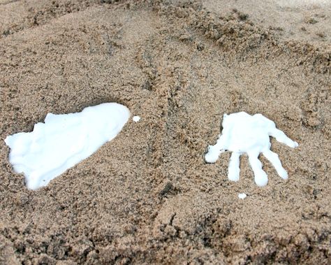 Sandy Handprint Beach Sand Molds, Sand Footprint Craft, Crafts At The Beach, Sand Handprint, Plaster Paris, Paris Beach, Beach Crafts For Kids, Summer Life Hacks, Beach Activity