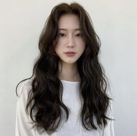 Wavy Perm Loose Long Hair, Digital Perm Curtain Bangs, Princess Waves Hair, Hiar Style Women 2022, Jelly Perm Korean, Korean Soft Perm, Korean Perm Women, Korean Digital Perm, Tips For Wavy Hair