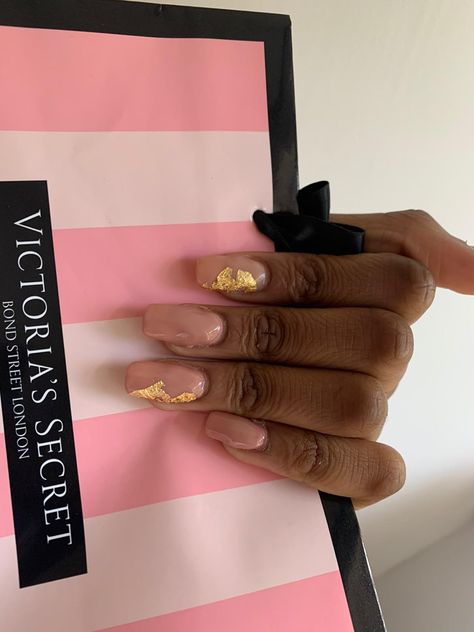 Nude squoval gold leaf nails Gold Leaf Nails, Decal Nails, Leaf Nails, Nail Journey, Naild It, Nails Done, How To Do Nails, Simple Nails, Gold Leaf