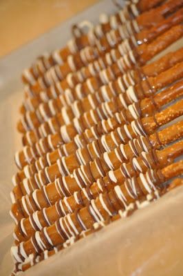 Bake Pretzels, Pretzel Rods Recipe, Decorated Pretzels, Chocolate Covered Pretzel Sticks, Chocolate Pretzel Rods, Dipped Pretzel Rods, Chocolate Caramel Pretzels, Pretzel Treats, Dipped Pretzels