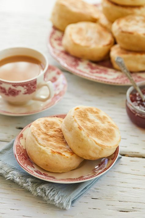 Sourdough English Muffins are made with sourdough starter and made on a skillet! Little Spoon Farm, Sourdough English Muffin Recipe, English Muffin Recipe, Sourdough Breads, Sourdough English Muffins, English Muffin Bread, English Muffin Recipes, Homemade English Muffins, Sourdough Bread Starter